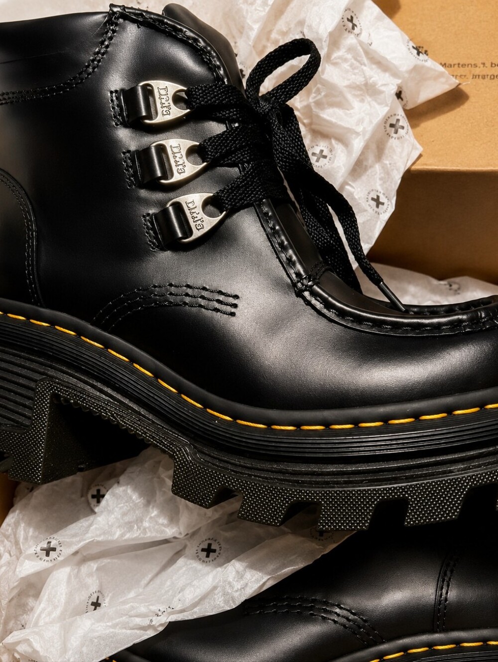 Dr. Martens Corran 3-Eye  Leather with Yellow Welt Stitch Size 8 ( BRAND NEW )